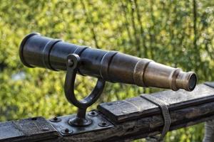 vieux télescope de bateau en bois photo