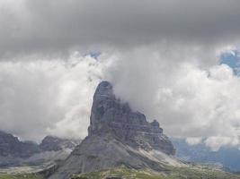 hélicoptère utilisé pour les opérations de sauvetage sur tre cime di lavaredo dans les dolomites, italie. photo