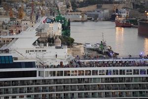 la valette, malte - 30 octobre 2022, bateau de croisière marella exxplorer quittant le port de la valette photo