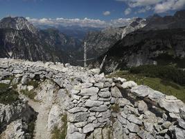 Fil de fer barbelé près de la tranchée de la guerre mondiale photo