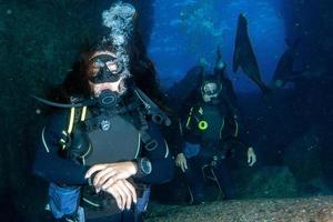 belle fille latina plongeant avec des lions de mer dans la mer de cortez photo