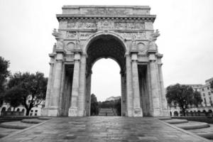 arc de la place de la victoire de Gênes en noir et blanc photo