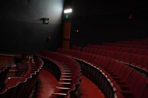 beaucoup de siège vide dans le théâtre photo