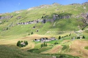 village de montagne suisse aux beaux jours d'été photo