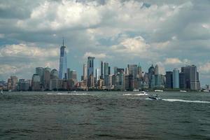 vue sur le paysage urbain de new york depuis l'île de la liberté de la rivière hudson photo