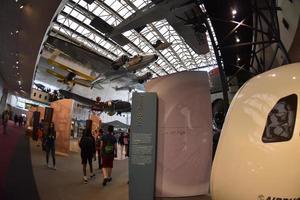 washington dc, usa - 17 mai 2018 - musée national de l'air et de l'espace plein de visiteurs photo