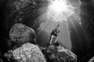 beau plongeur sous l'eau avec des rayons de soleil photo