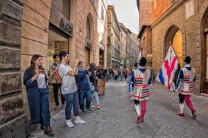 Sienne, Italie - 25 mars 2017 - défilé traditionnel des agitateurs de drapeaux photo