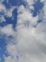 ciel bleu avec fond de nuages gonflés. fond naturel photo