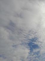 beaux nuages blancs sur fond de ciel bleu profond. image élégante de ciel bleu à la lumière du jour. de grands nuages doux et moelleux couvrent tout le ciel bleu. photo