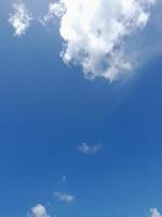 beaux nuages blancs sur fond de ciel bleu profond. image élégante de ciel bleu à la lumière du jour. de grands nuages doux et moelleux couvrent tout le ciel bleu. photo