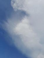 beaux nuages blancs sur fond de ciel bleu profond. image élégante de ciel bleu à la lumière du jour. de grands nuages doux et moelleux couvrent tout le ciel bleu. photo