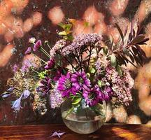 bouquet avec orpin, chrysanthème, hosta, fruit de clématite, montbrecia photo