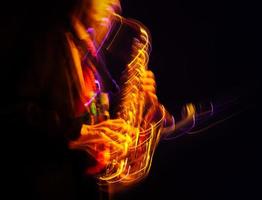 joueur de saxophone sur scène photo