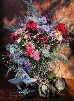 décoration intérieure et compositions florales. bouquet romantique avec des dahlias photo