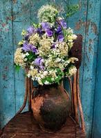 bouquet romantique avec des inflorescences de viburnum, des iris, des alliums et des inflorescences de raifort photo