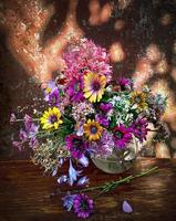 bouquet avec montbrecia, orpin, chrysanthème, aster, clématite, hosta photo
