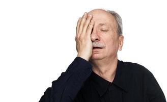 homme âgé souffre de maux de tête photo