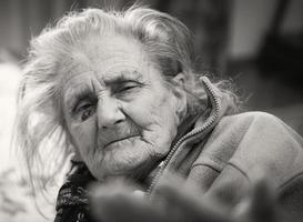 très vieille femme fatiguée photo
