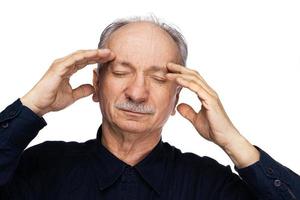 homme âgé souffre de maux de tête photo