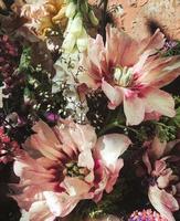 bouquets romantiques de fleurs printanières avec pivoines, sauge, digitale, geyhera photo