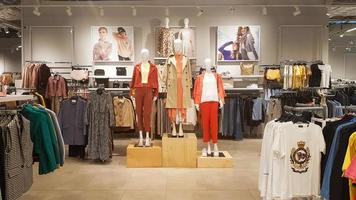 trois mannequins habillés debout dans un magasin. magasin de vêtements décontractés pour femmes dans le centre commercial. mannequins de boutique dans un magasin de mode. magasin de shopping sans personnes. Ukraine, Kyiv - 23 mai 2022. photo