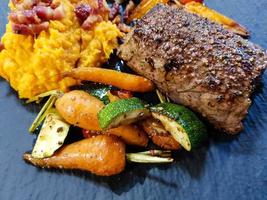 filet d'agneau au romarin avec des légumes sains photo