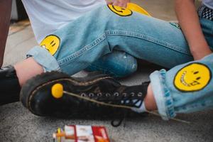 Augsburg, Allemagne, 2020 - gros plan d'une personne en jeans avec des visages souriants sur eux photo