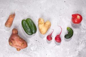 ensemble plat de légumes laids mûrs frais sur fond de béton gris. photo