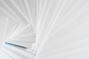 fond blanc à partir d'une pile de feuilles de papier propres, disposées au hasard dans une spirale. photo