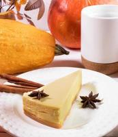 image de vacances d'automne avec pâtisserie de saison - morceau de tarte à la citrouille sur plaque blanche. photo