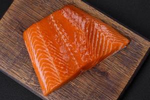 filet de saumon rouge cru avec du sel, des épices et des herbes