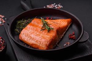 délicieux steak de poisson rouge au saumon cuit au four avec des épices et des herbes photo