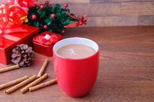 cacao chaud avec des bâtons de cannelle photo