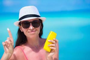 femme, mettre un écran solaire sur son nez photo