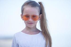 fille portant des lunettes de soleil photo