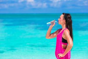 femme, eau potable, près, océan photo