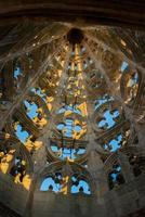 beau dôme de tour gothique vu d'en bas. cathédrale d'oviedo photo