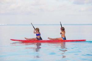 deux filles paddleboarding