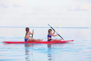 deux filles faisant du paddle dans l & # 39; océan