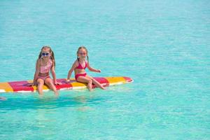deux filles sur une planche de surf