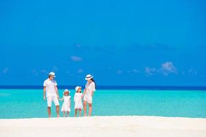 famille sur une plage tropicale photo