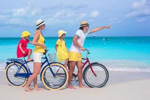 famille, bicyclette, sur, a, plage tropicale photo