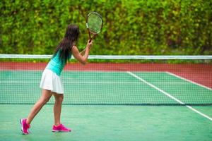 sportive jouant au tennis photo