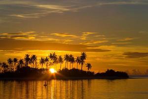 coucher de soleil sur une île tropicale photo