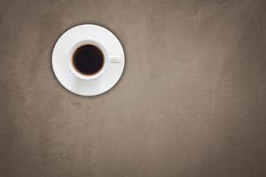 vue de dessus d'une tasse de café sur fond marron photo