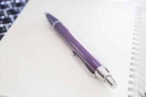 gros plan, de, a, ordinateur portable, à, a, stylo violet photo