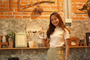 femme asiatique souriant joyeusement dans un café photo