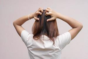 les femmes asiatiques marquent les mains en croix. photo