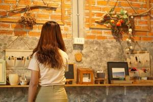 femme asiatique souriant joyeusement dans un café photo